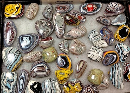 03-Cindy-Dempsey-Motor-Agate-Fordite-Paint-Jewellery-www-designstack-co
