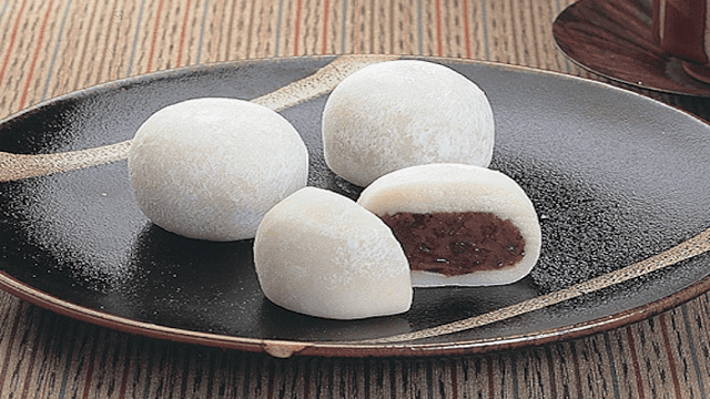 Mochi adalah kue yang kenyal dan lembut dengan isian kacang, coklat, matcha dan lainnya