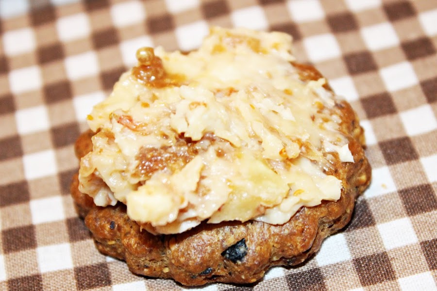 PATÉ DE QUESO BRIE, HIGOS, NUECES Y PASAS