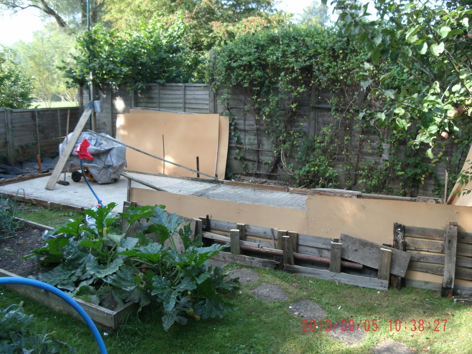 M1KTA's QRP ham radio blog: New shack base shuttering before concrete