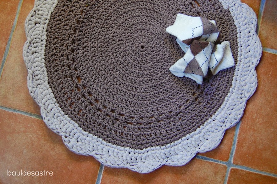 alfombra redonda trapillo y cuerda, baúl desastre