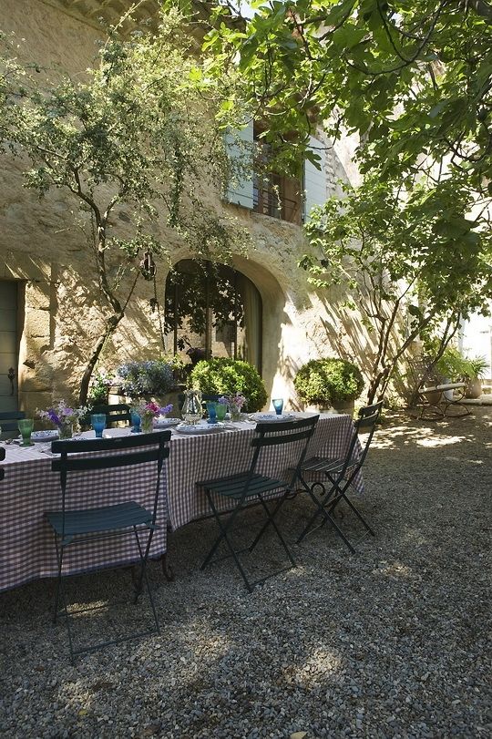 image via inspiracionline - Provence dining - collected by linenandlavender.net for "Alfresco-Outdoor Living" -  http://www.linenandlavender.net/2014/04/inspiration-file-outdoor-living.html