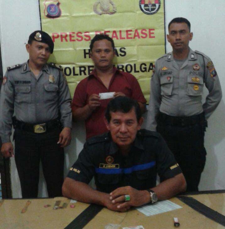Polisi memaparkan penangkapan terhadap oknum PNS Pemko Sibolga yang bawa sabu. Polisi memaparkan penangkapan terhadap oknum PNS Pemko Sibolga yang bawa sabu.
