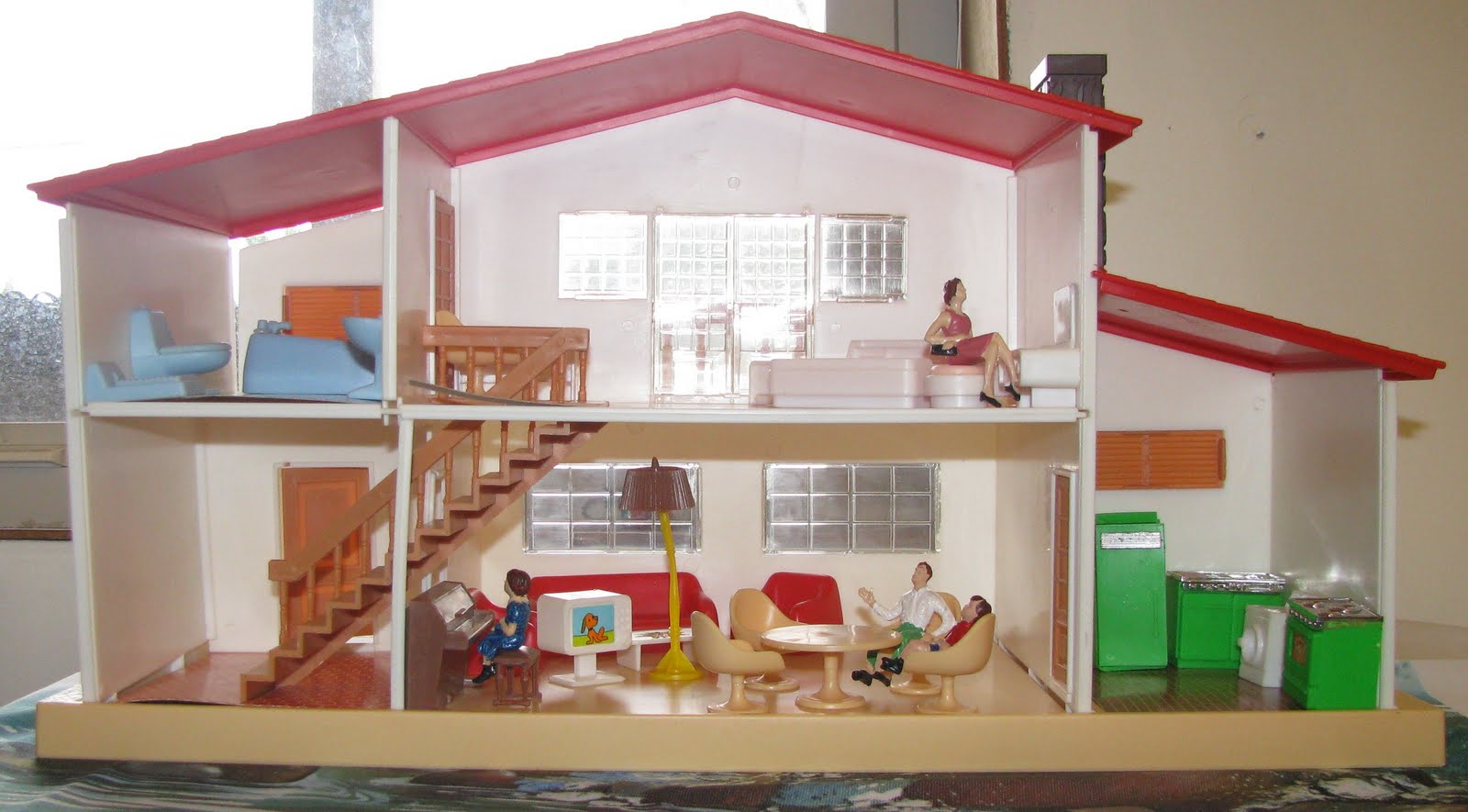 Sunshine and Lollipops! Thrift Share Monday! 1980 Doll House