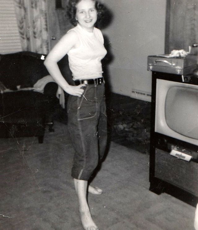 38 Snapshots Prove That Jeans Made the 1950s Girls Look So Cool ...