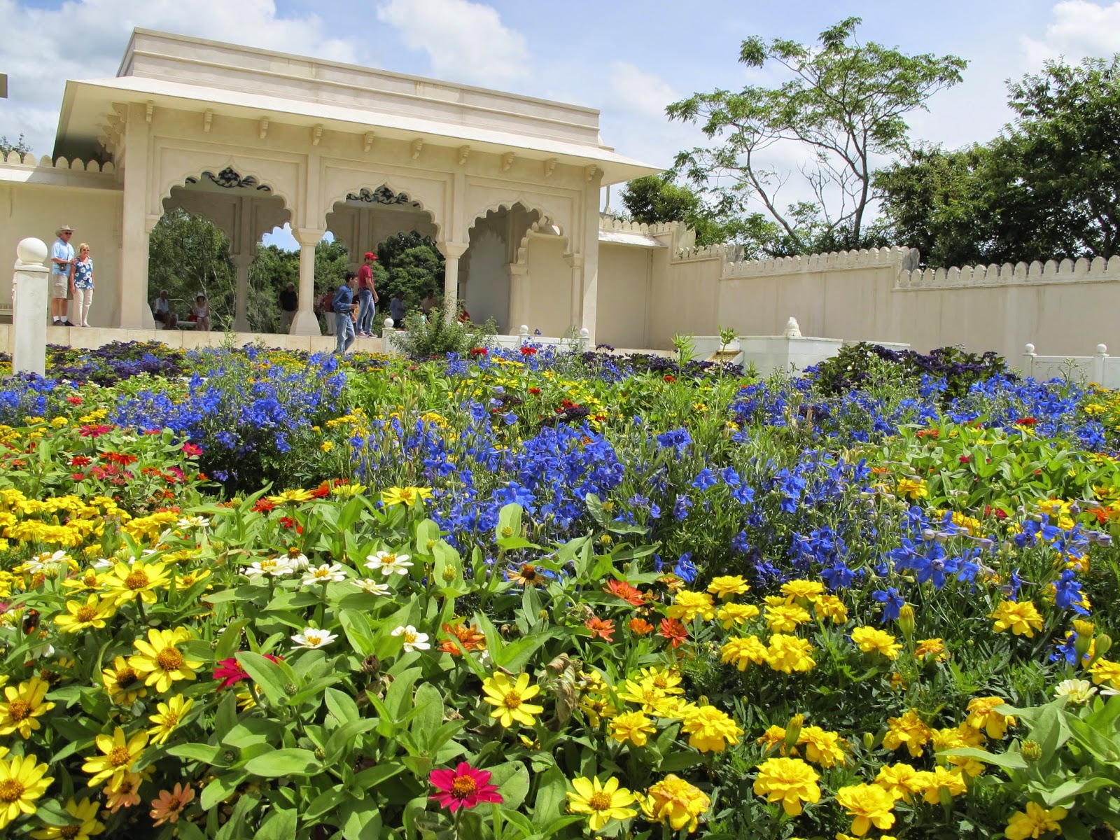 pukawaparadise Hamilton Gardens the best rubbish dump in the world.