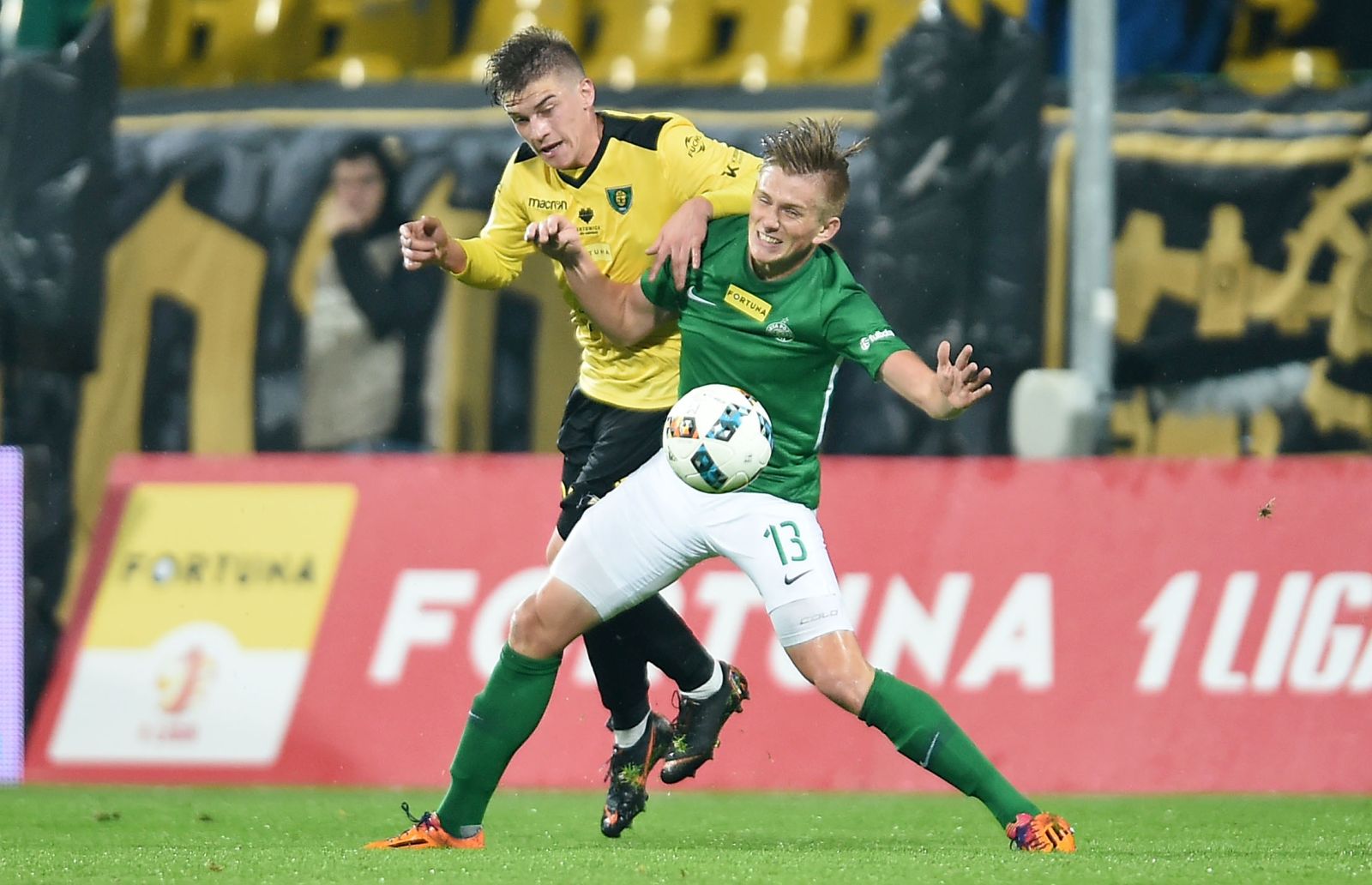 Na zdjęciu: Kacper Tabiś (GKS) i Grzegorz Szymusik (Warta), fot. gkskatowice.eu