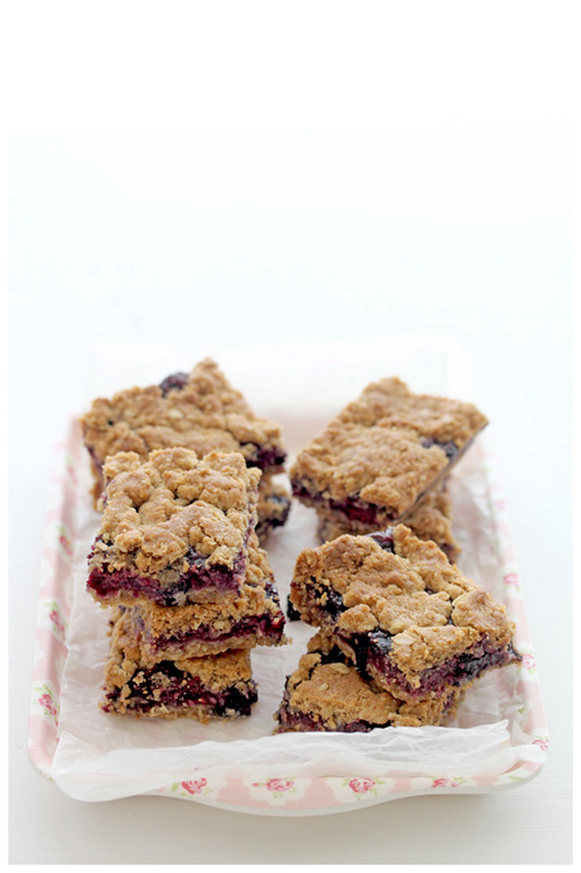 Foodagraphy. By Chelle. Triple berries oatmeal crumble bars