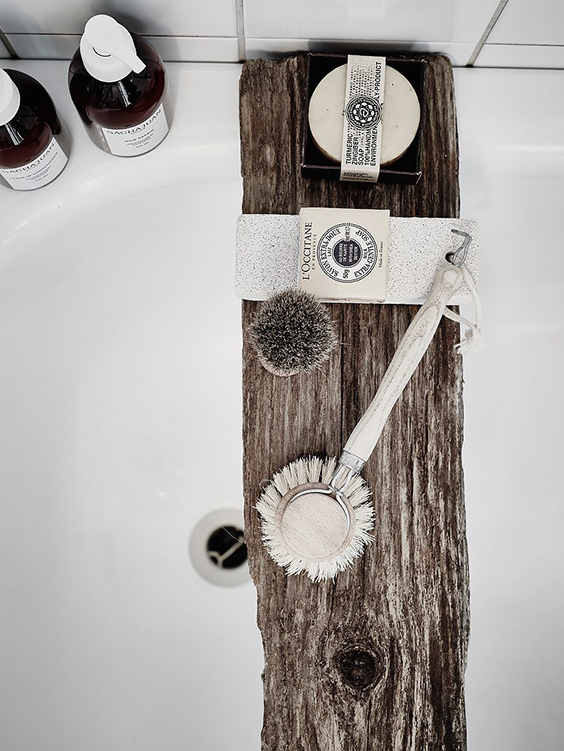 tabla madera bañera jabon decorar baño pequeño interiorsmo piedra pomez, alquimia deco, interiorista barcelona