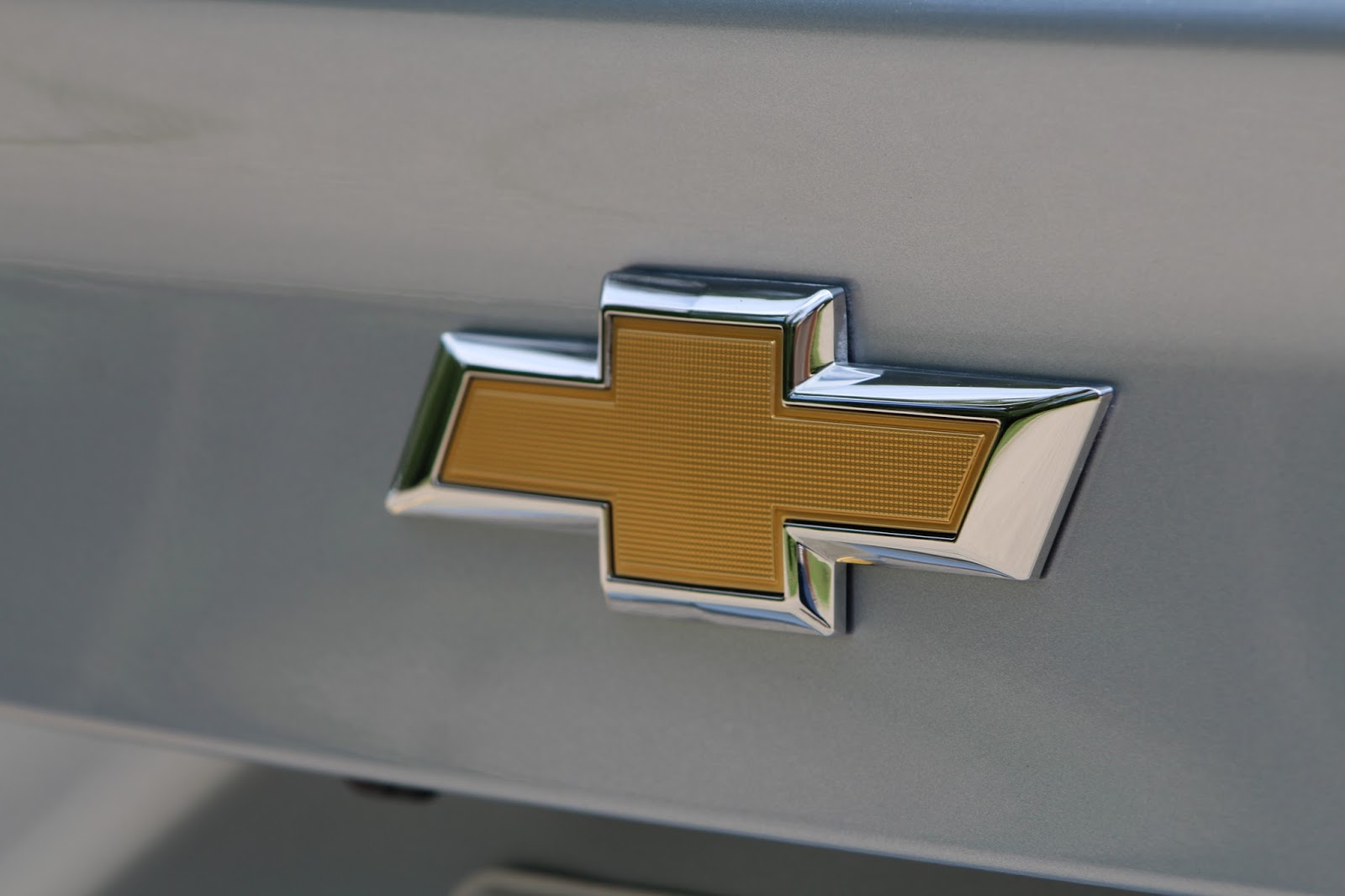 эмблемы шевроле круз. хромированная эмблема шевроле круз. эмблема шевроле круз. шевроле круз шильдик gm. шевроле круз с белой эмблемой.
