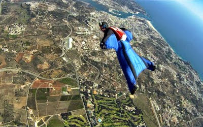 http://3.bp.blogspot.com/-9tTlmdQnrfk/VVQEZEv-ulI/AAAAAAAAKnM/YrbAsabPe_A/s1600/NIkolaj-over-Skydive-Portugal-in-Phoenix-Fly-Phantom-3-wingsuit.jpg