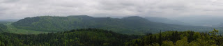 Vom Mahlbergturm fotografierter Bergrücken mit dem Mauzenberg