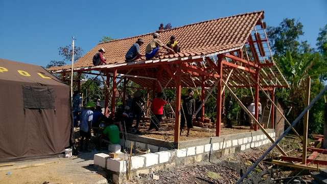 Pendirian rumah untuk warga kebakaran di Dukuh Temboro, Desa Sumberagung, Kecamatan Banjarejo, Sabtu (18/8/2018)