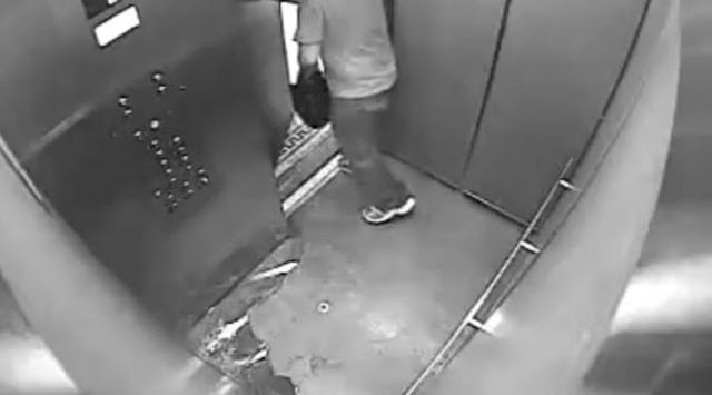 Sebelum Antar Makanan ke Pelanggan, Kurir Ini Lakukan Hal Aneh di dalam Lift! Sebelum Antar Makanan ke Pelanggan, Kurir Ini Lakukan Hal Aneh di dalam Lift!