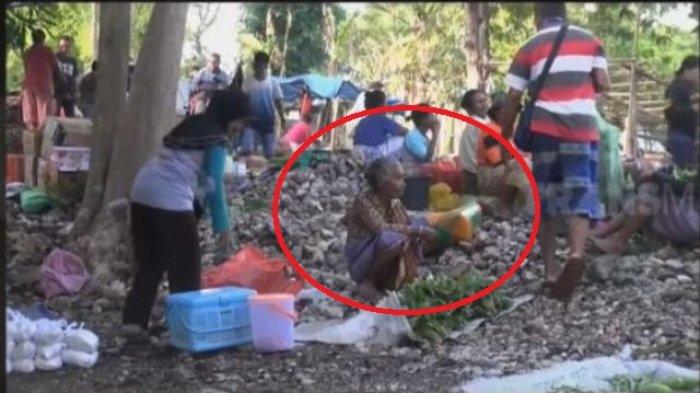 Ibu Ini Tetap Berjualan Sayur di Pasar, Meski Anaknya Jadi Bupati Ibu Ini Tetap Berjualan Sayur di Pasar, Meski Anaknya Jadi Bupati