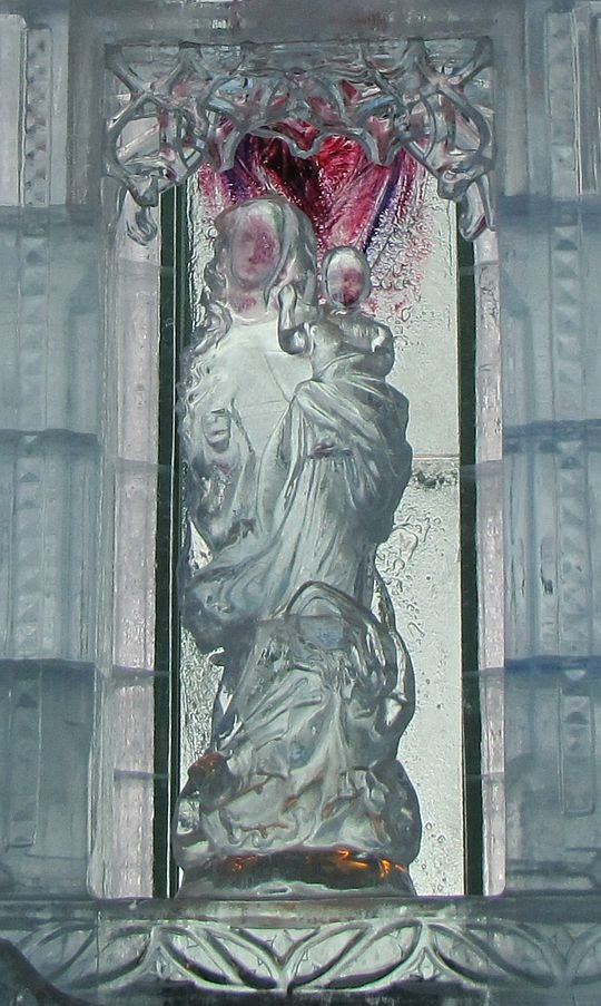 Figura Madonny z błogosławiącym Dzieciątkiem z Klčova.
