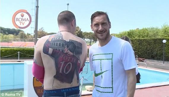Roma legend Francesco Totti meets fan with giant tatoo of him on his back (Photos)