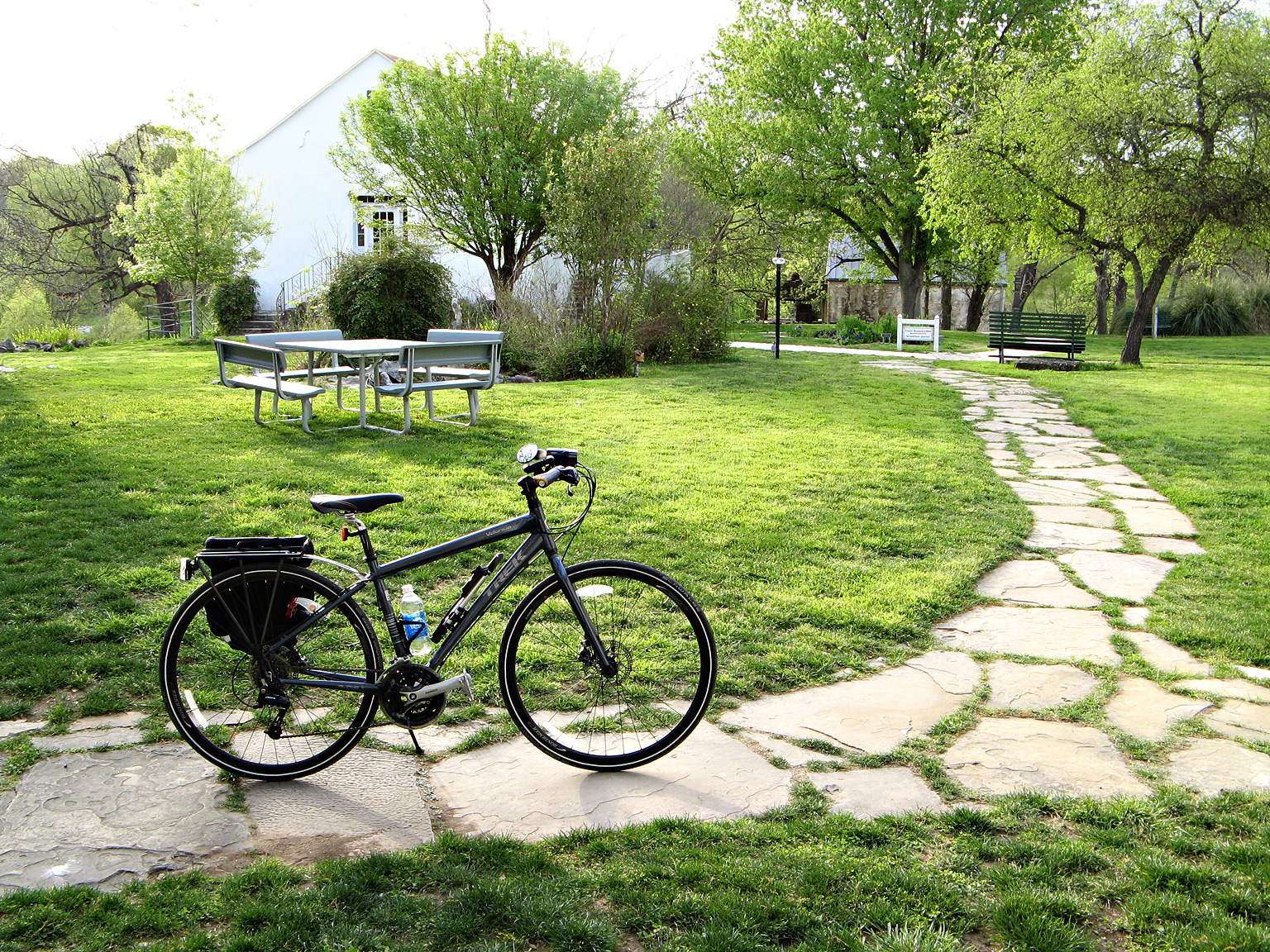 Прогулка на велосипеде. Велопрокат томск. Велосипедист в парке. Велотрасса золотая долина спб. Велопрокат лесопарк рязань.