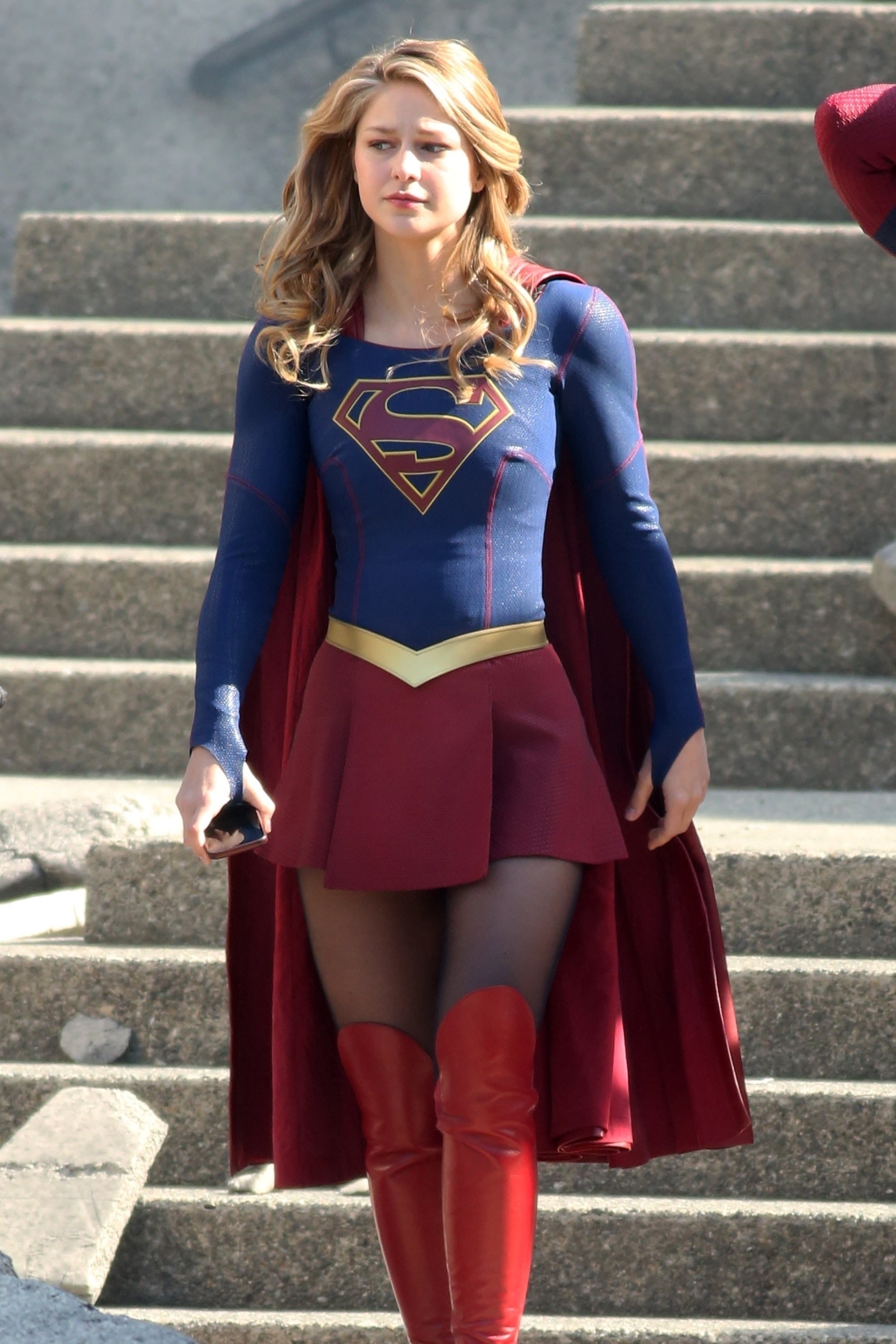 Melissa Benoist Films Supergirl Finale Scenes Of the Third Season :「スーパーガール」シーズン 3 も、ついに最終回を撮影中のメリッサ・ベノイストの空飛ぶヒロインと仲間たち ! !