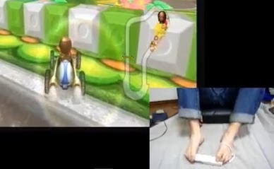 Jogador japonês tenta mostrar que é bom de volante jogando Mario Kart Wii, só que com os pés 1 imagem.bmp