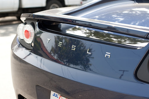 首件自動駕駛死亡車禍，2 萬 5 千台 Tesla Model S 遭調查