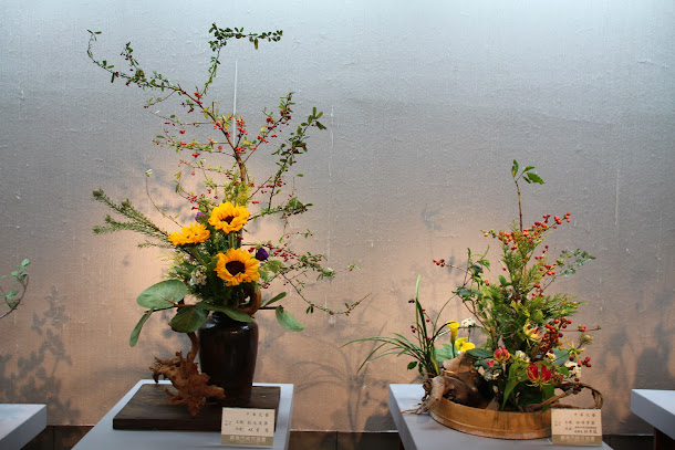 嘉義市今天(17日)至19日於文化局展出「采韻繽紛插花展」，一年一度的花藝插作展為期三天，百件花藝作品，爭相鬥艷，想親觀充滿設計感的花卉藝術，不妨走趟嘉義小旅行，感受充滿美學的休假日。
