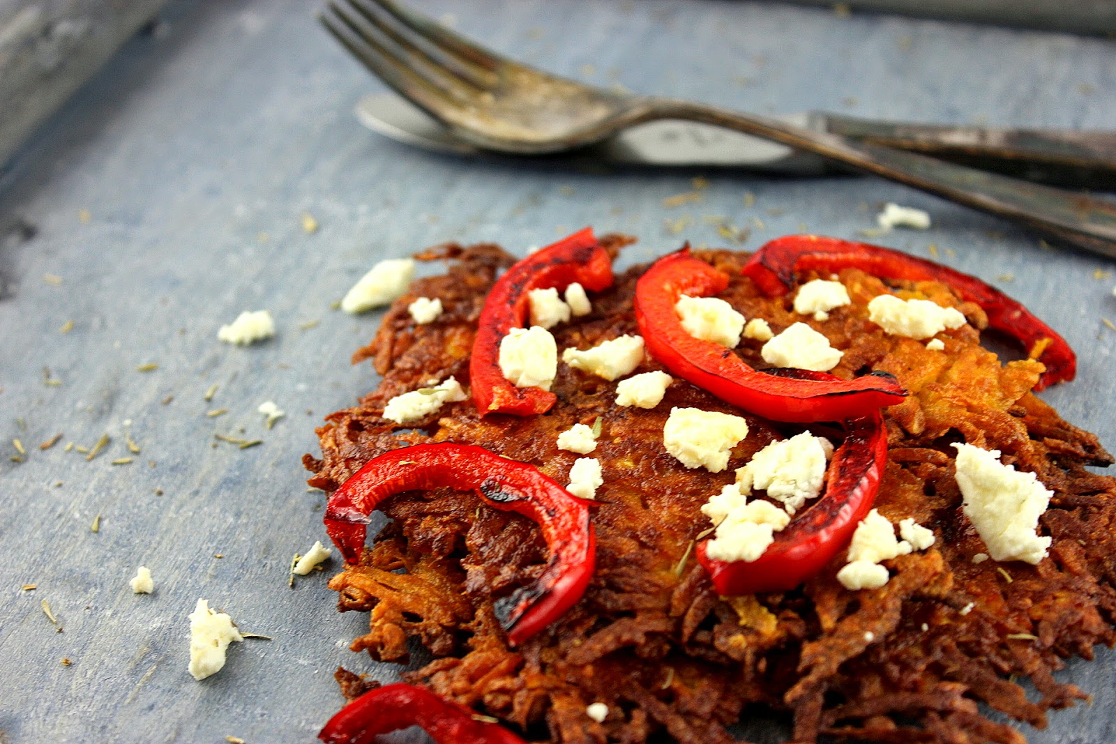 Gaumenthrill: Tolle Knolle: Süßkartofelrösti mit Feta und Paprika