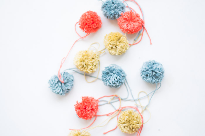 Lámpara con pompones diy