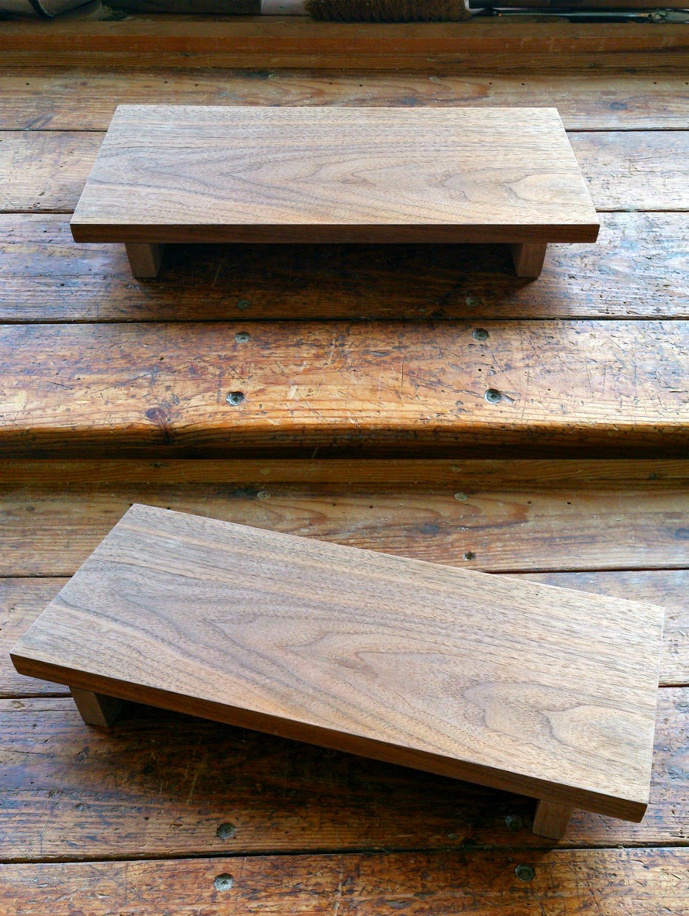 DIY Solid Wood Trivet on Legs Dans le Lakehouse