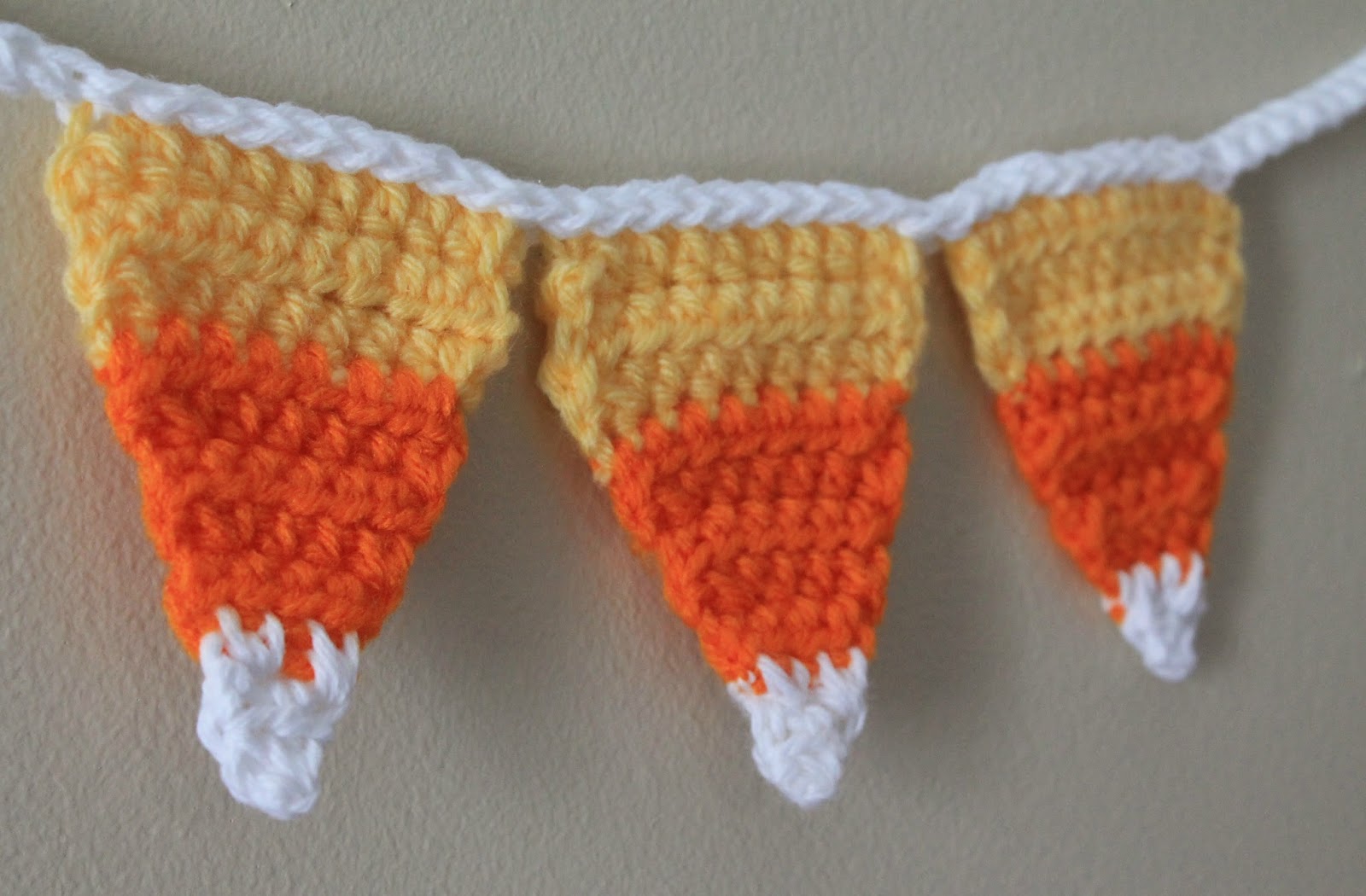 kozy-co-crocheted-candy-corn-bunting-a-pattern