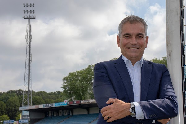 Oficial: FC Eindhoven, Van den Broek ya no es director general