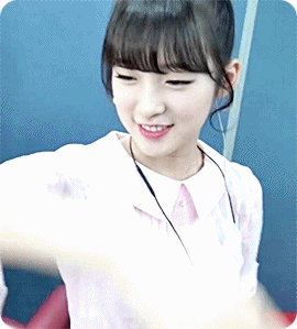 의상이 핑크색이라 기분이 좋은 아린이.gif | 인스티즈
