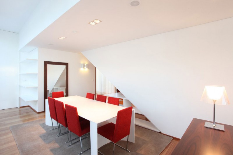 Casa Diseñada con Exterior de Madera e Interior Blanco Brillante, con