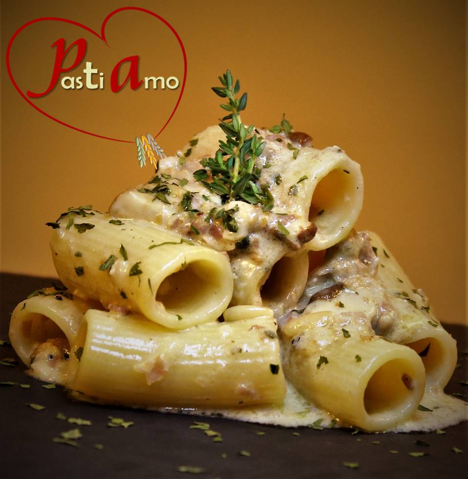 Pastiamo Rigatoni ai porcini prosciutto alla brace e pinoli