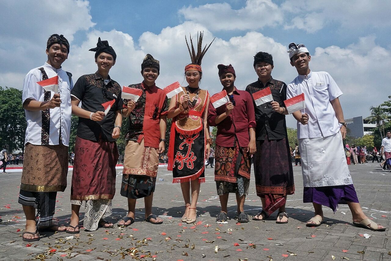Bentangkan Merah Putih Bentuk Kepulauan Indonesia - KIM 