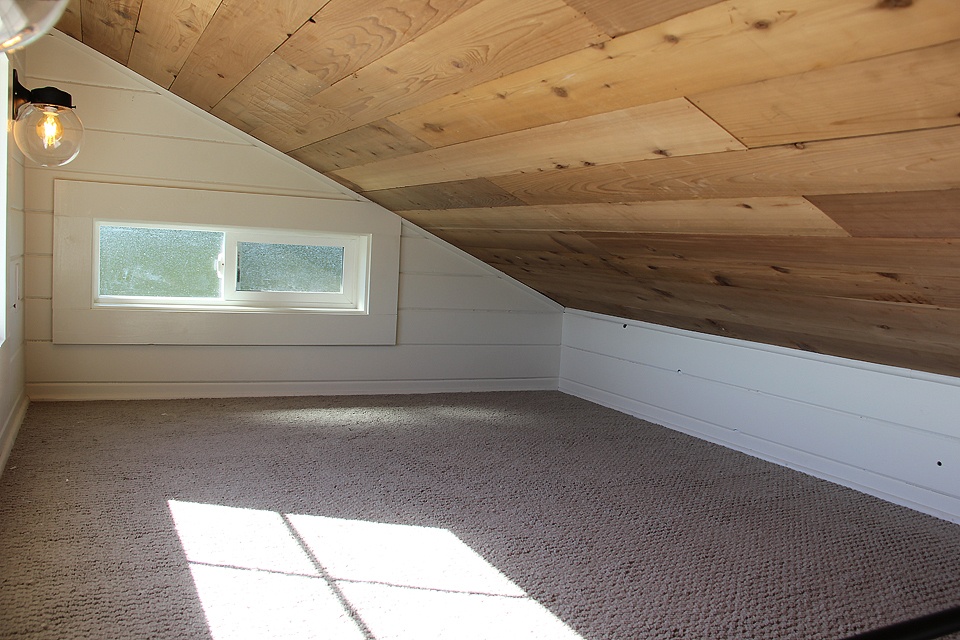 Modern Rustic Tiny Home in Bellingham [ TINY HOUSE TOWN ]