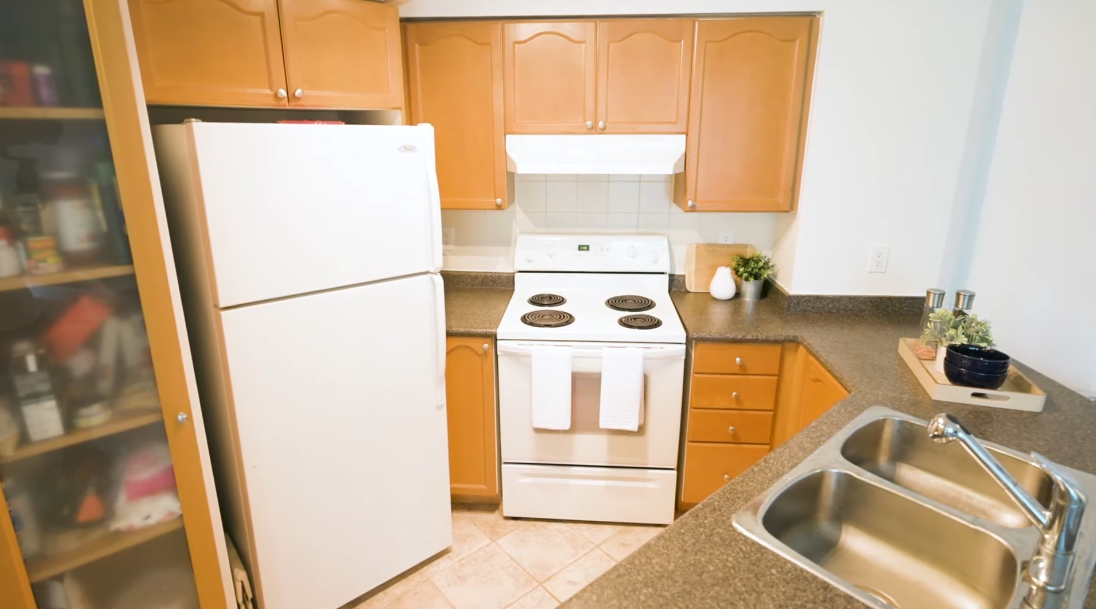 11 Interior Design Photos vs. 219 Fort York Blvd #521, Toronto Condo Tour
