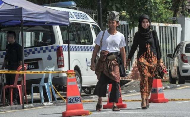 4 Individu Berpakaian Tradisi Melayu Kunjungi Rumah Najib..Aikkk??Siapa??