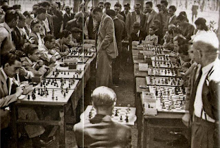 Ángel Ribera dando simultáneas de ajedrez en 1947