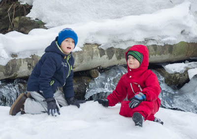 Babia Góra w zimie, zabawy na śniegu, zabawa nad strumykiem