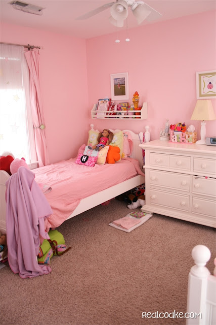 Things are a Moving - Girls Bedroom Ideas from www.realcoake.com