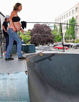 Dumme schwangere Frau beim skateboarden lustig Dumme schwangere Frau beim skateboarden lustig