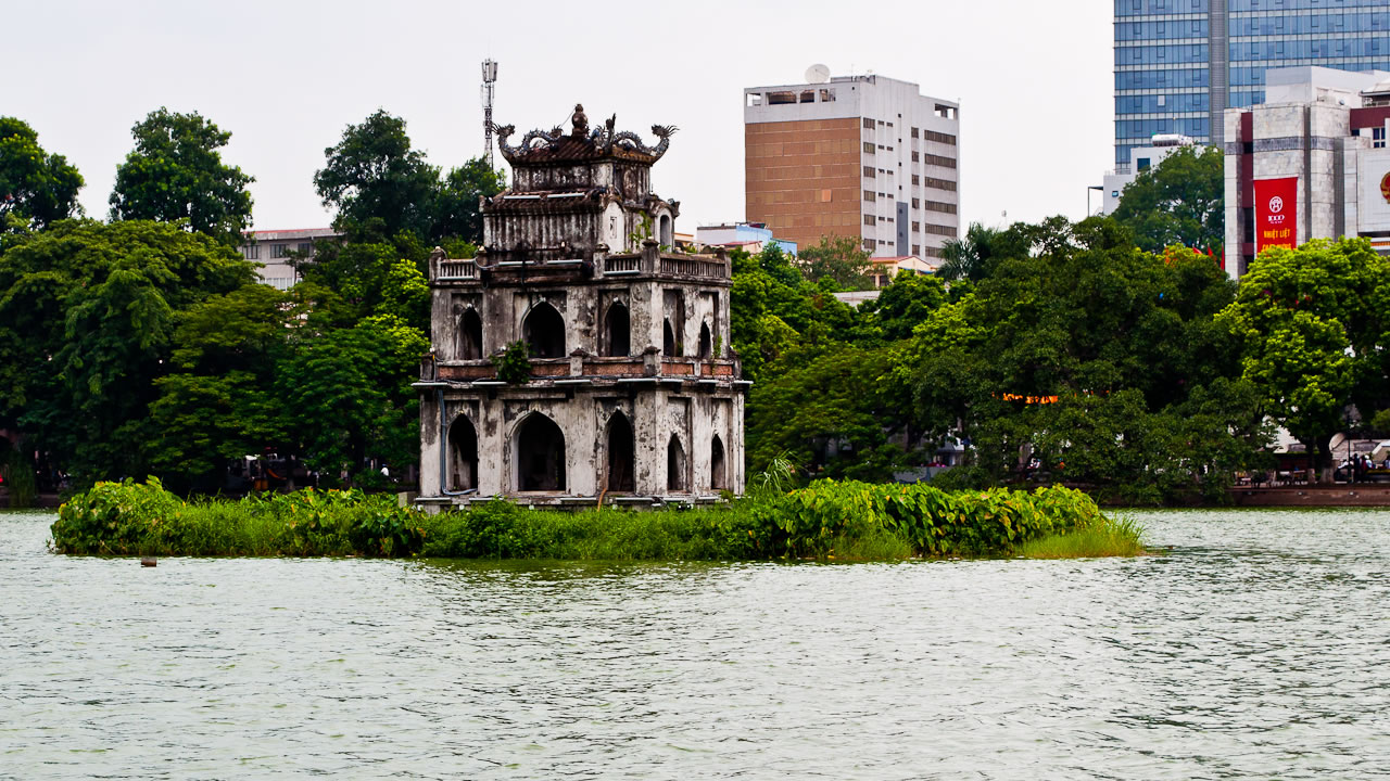 Достопримечательности ханоя. Озеро Хоанкьем Вьетнам. Озеро Хоанкьем Ханой. Озеро возвращенного меча Ханой. Вьетнам столица Ханой.