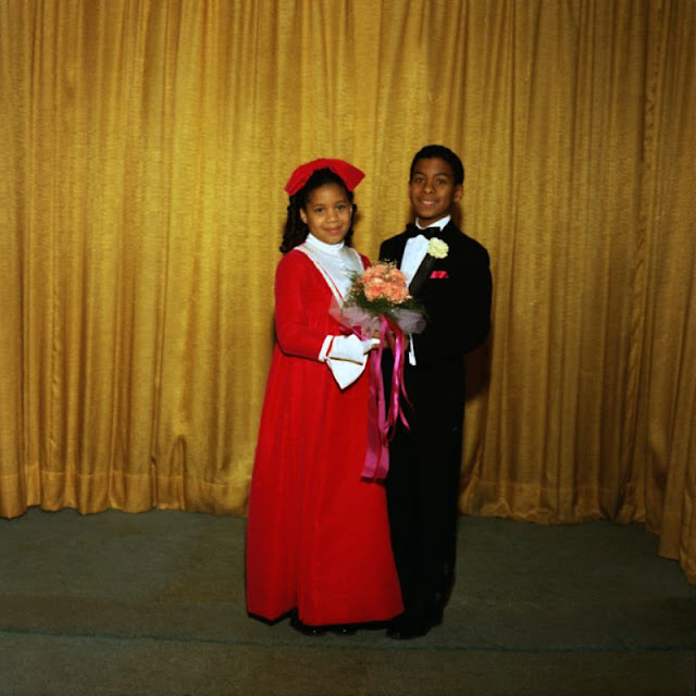 36 Intimate Snapshots of People Posing for Pictures at New York Wedding