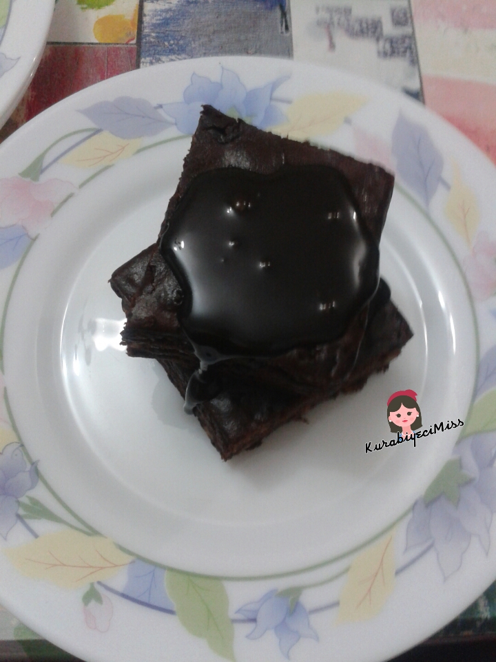 ÇİKOLATA SOSLU BROWNİ KurabiyeciMiss