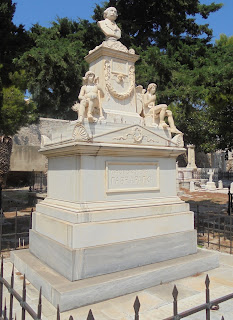 το ταφικό μνημείο της οικογένειας Γαβριήλ Αράγκη στο ορθόδοξο νεκροταφείο του αγίου Γεωργίου στην Ερμούπολη