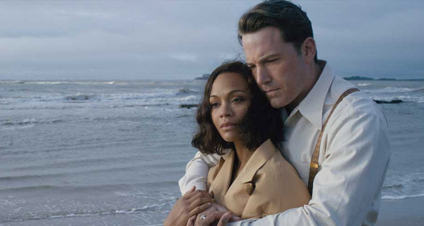 Ben Affleck y Zoe Saldana en Vivir de Noche