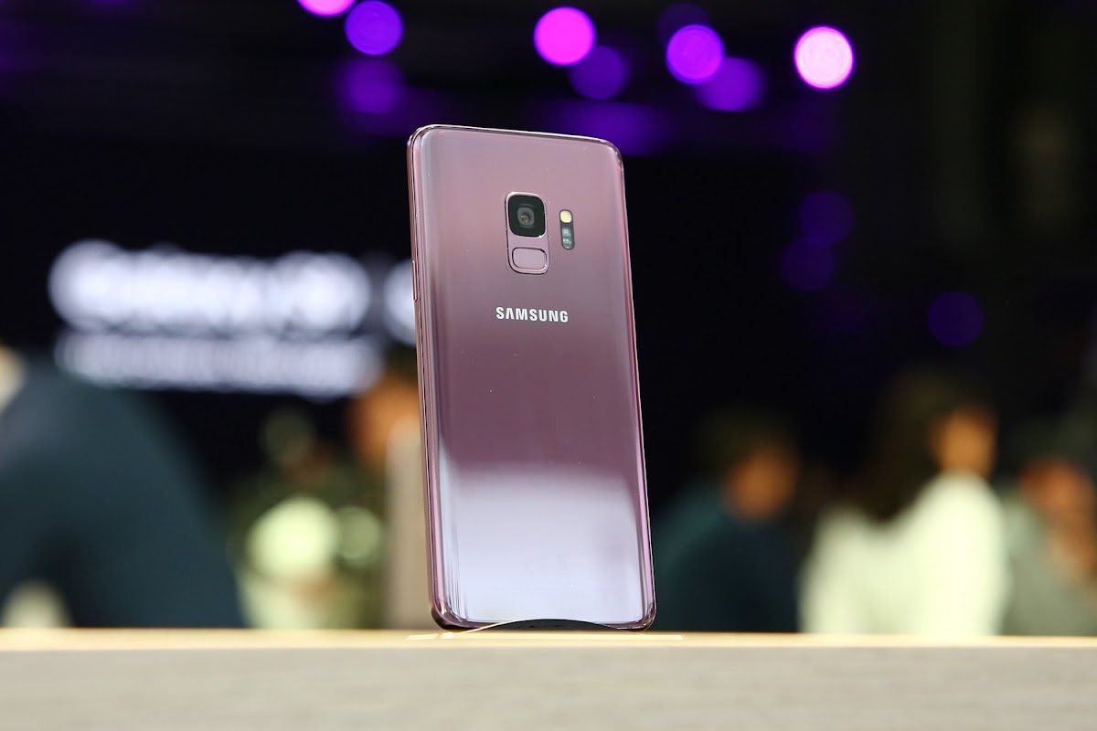 2018世界行動通訊大會(Mobile World Congress，簡稱MWC )，在今（26）日於西班牙巴塞隆納隆重開幕，三星也發表新一代旗艦機「Samsung Galaxy S9、S9＋」，談到未來發展趨勢，台灣三星電子行動與資訊事業部副總經理李元榮表示電信補貼減少已經變成趨勢，電信綁約比率將會下滑，消費者更傾向於買單機。