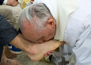 Papa Francisco beijando os pés do próximo