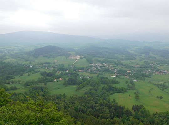 Widok z Krzyżnej Góry na Karpniki. Widok z Krzyżnej Góry na Karpniki.